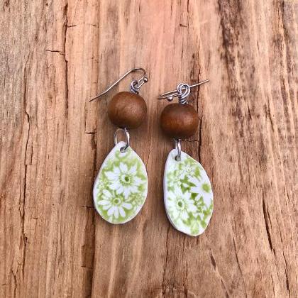 Gorgeous green floral & wood bead v..