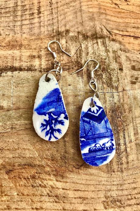 Sweet vintage willow pattern blue & wHITE china earrings
