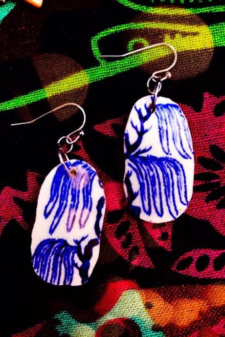 Sweet vintage willow pattern blue & white china earrings