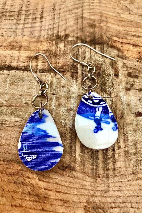 Sweet vintage willow pattern blue & wHITE china earrings.